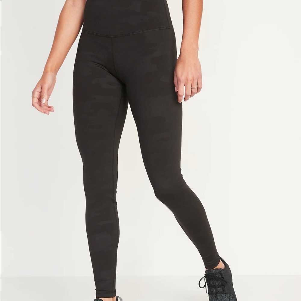 Old Navy high waisted elevate leggings, go dry. Black camo size XL